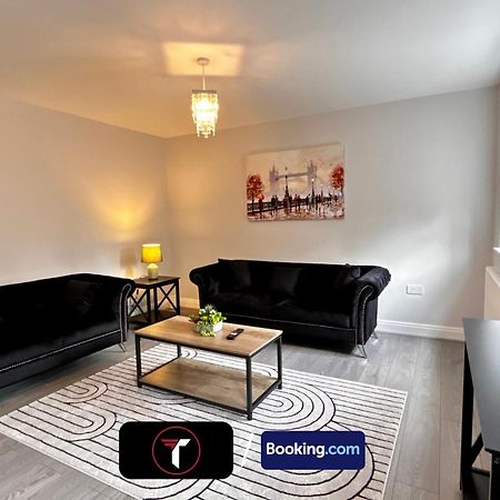 Spacious 4 Bedroom By Tara Stays Short Lets & Serviced Accommodation Aldershot With Free Wifi & Garden Zewnętrze zdjęcie