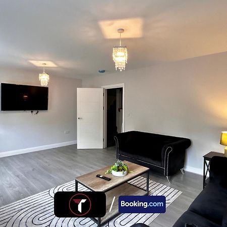 Spacious 4 Bedroom By Tara Stays Short Lets & Serviced Accommodation Aldershot With Free Wifi & Garden Zewnętrze zdjęcie