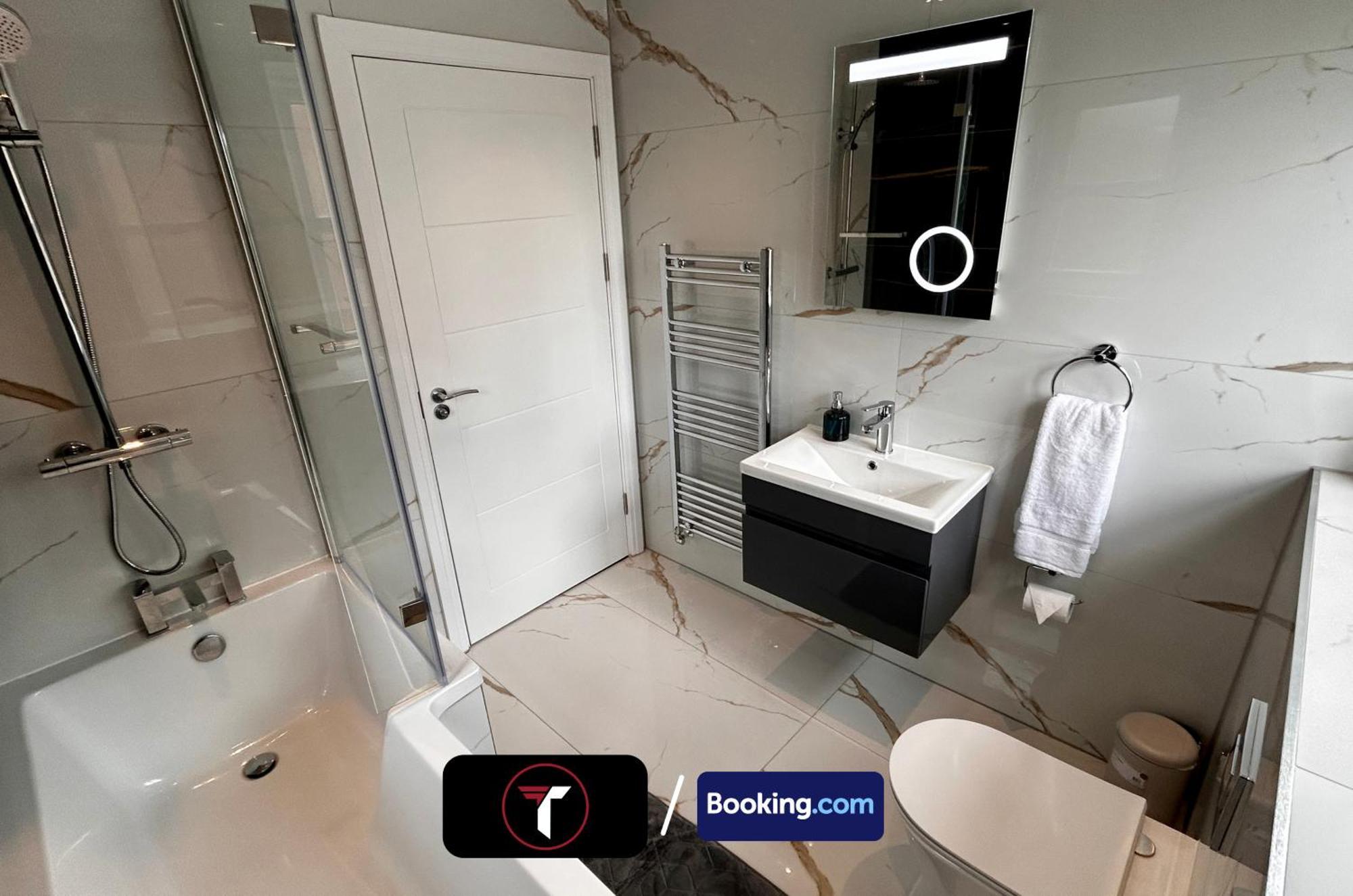 Spacious 4 Bedroom By Tara Stays Short Lets & Serviced Accommodation Aldershot With Free Wifi & Garden Zewnętrze zdjęcie