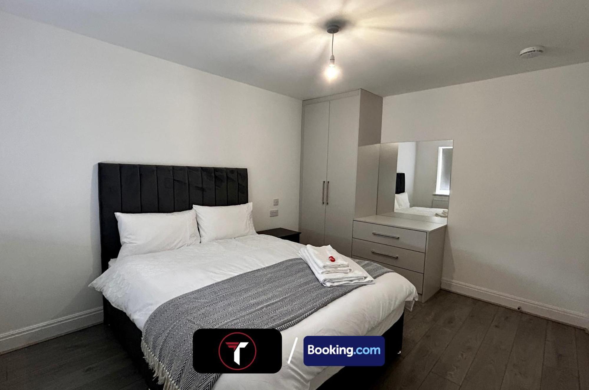 Spacious 4 Bedroom By Tara Stays Short Lets & Serviced Accommodation Aldershot With Free Wifi & Garden Zewnętrze zdjęcie