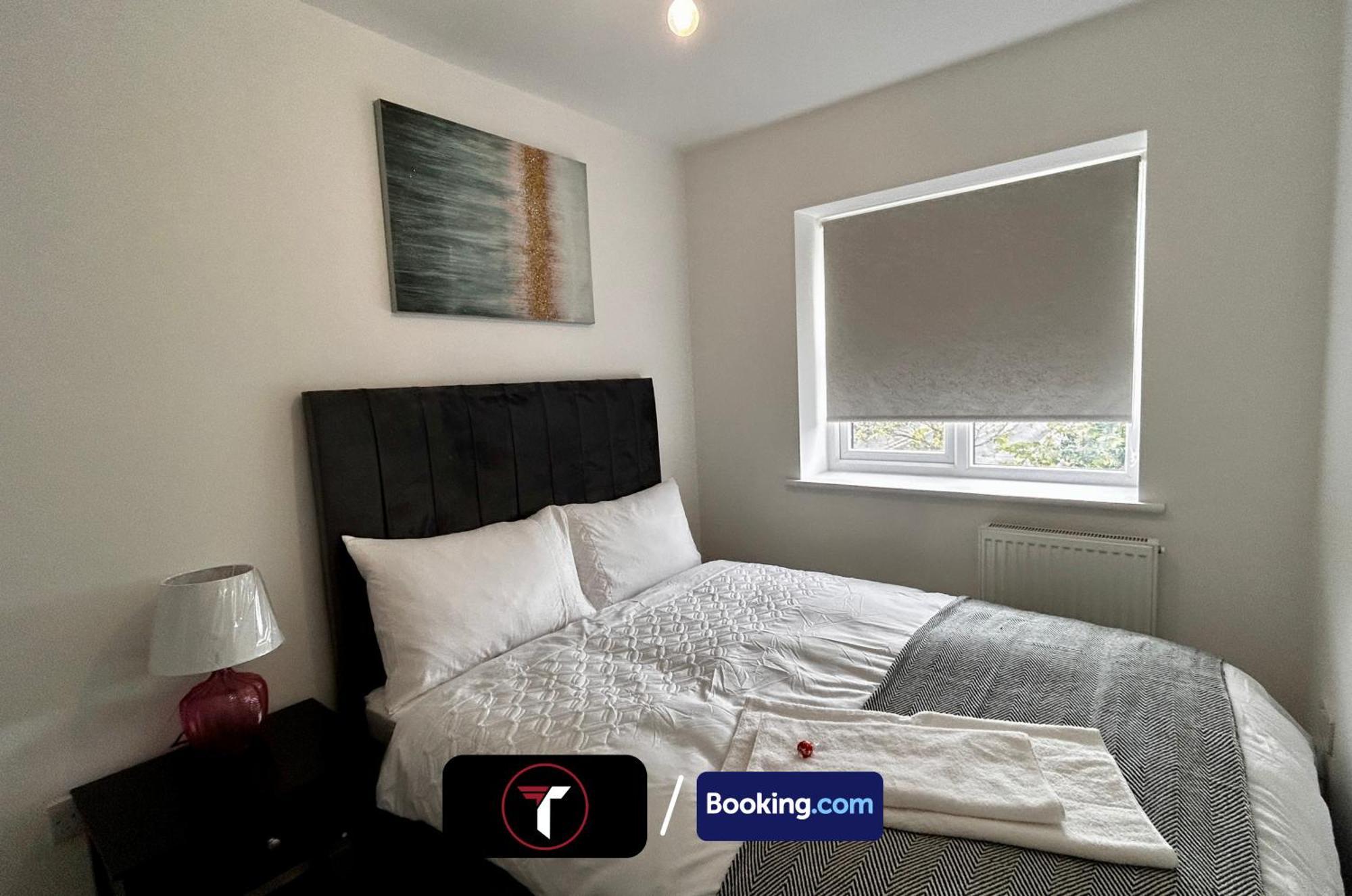 Spacious 4 Bedroom By Tara Stays Short Lets & Serviced Accommodation Aldershot With Free Wifi & Garden Zewnętrze zdjęcie