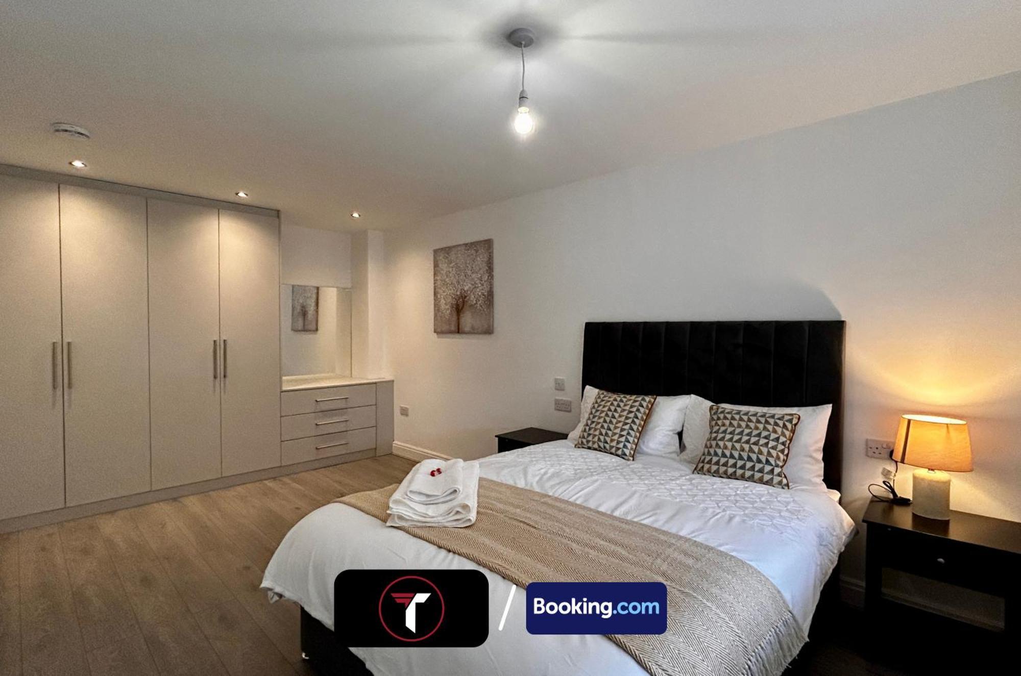 Spacious 4 Bedroom By Tara Stays Short Lets & Serviced Accommodation Aldershot With Free Wifi & Garden Zewnętrze zdjęcie